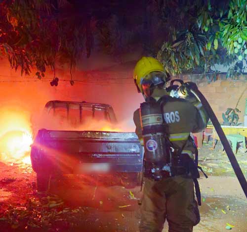 Ituiutaba: bombeiros combatem incêndio veicular em garagem no bairro Tupã