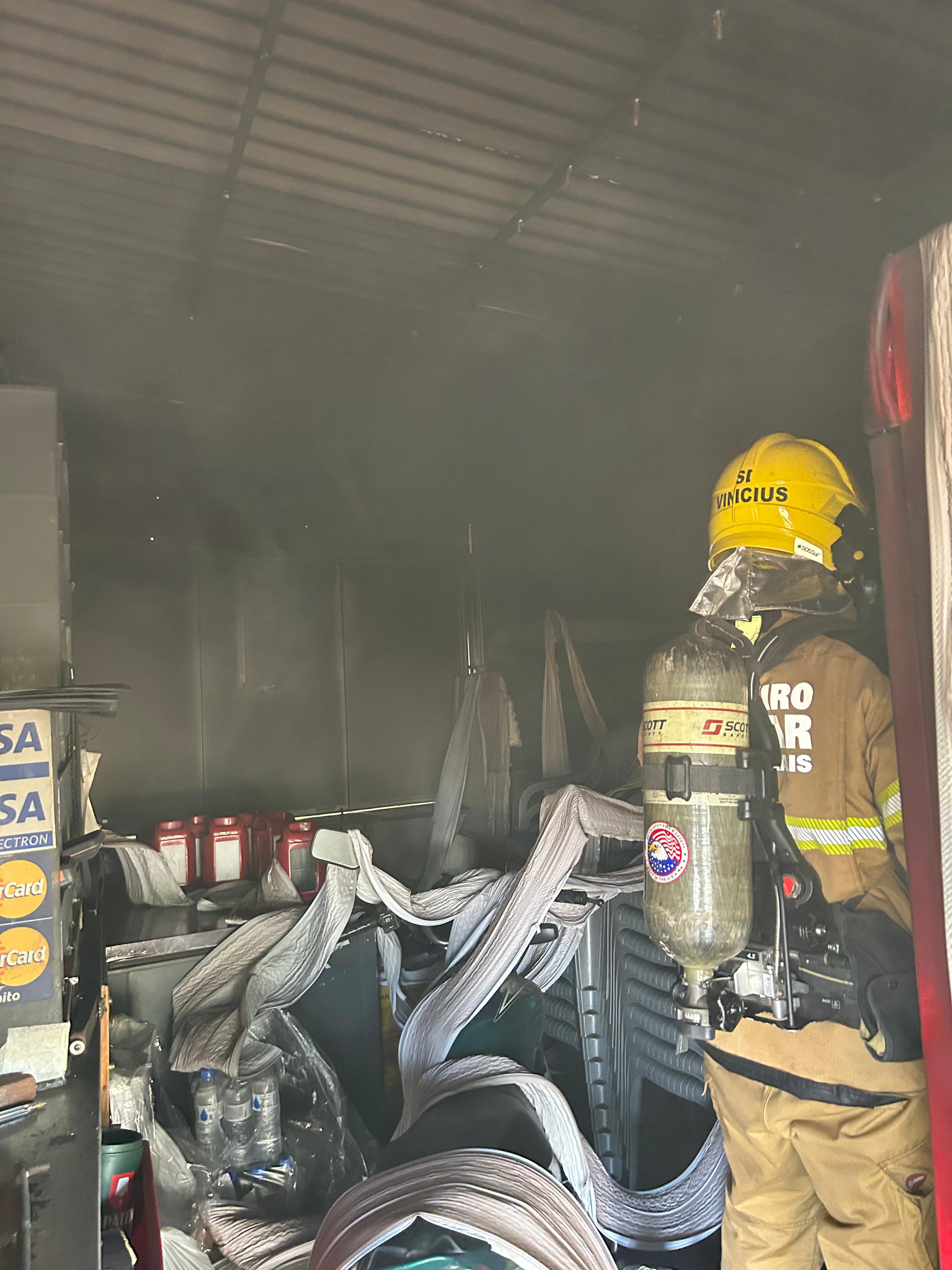 Corpo de Bombeiros Controla Incêndio em Lanchonete no Centro de Ituiutaba